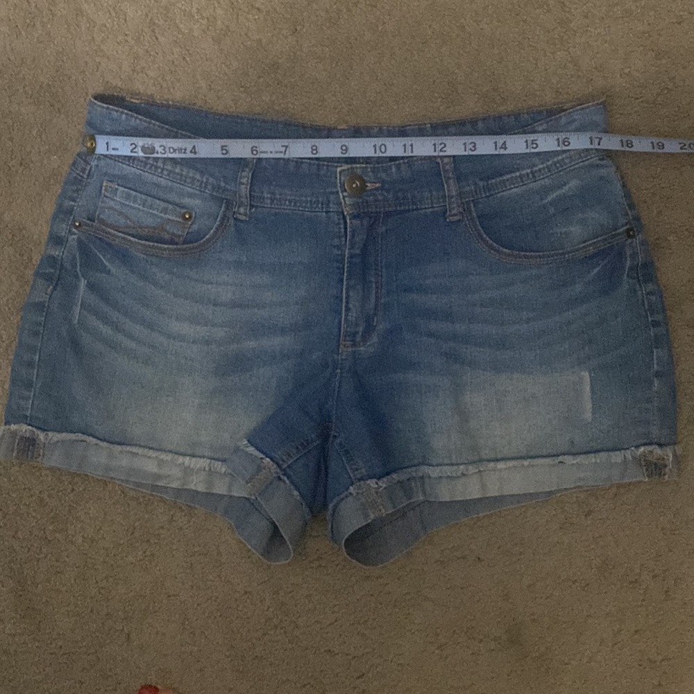 Shorts - Picture 3 of 5